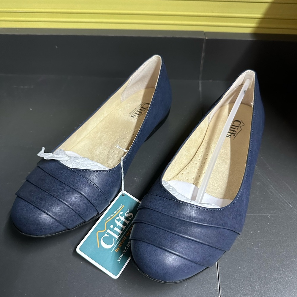 Cliffs by WHITE MOUNTAIN Navy Flats